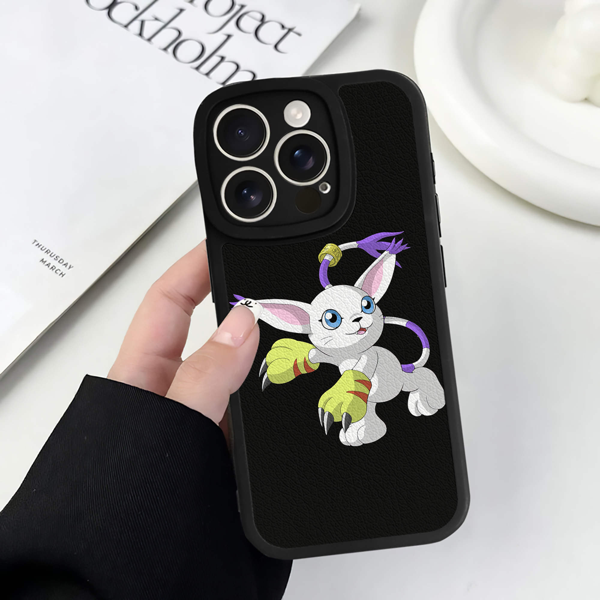 （画像用） Digimon デジタルモンスター/デジモン 【iPhone 16シリーズ対応】シリコンスマホケース（レザー調） 材質：シリコン